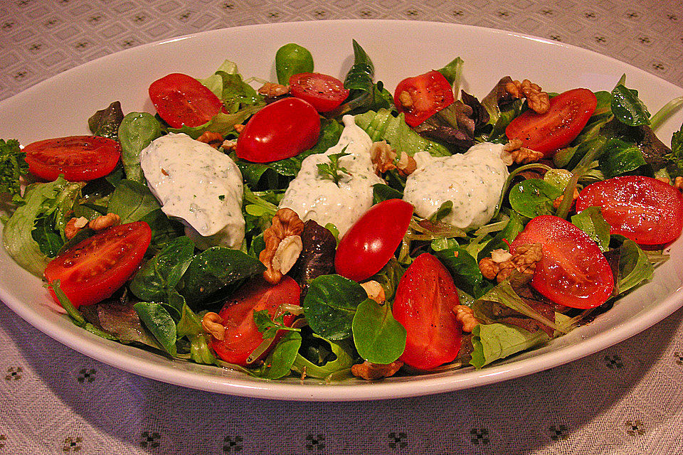 Winterlicher Salat mit Frischkäsebällchen