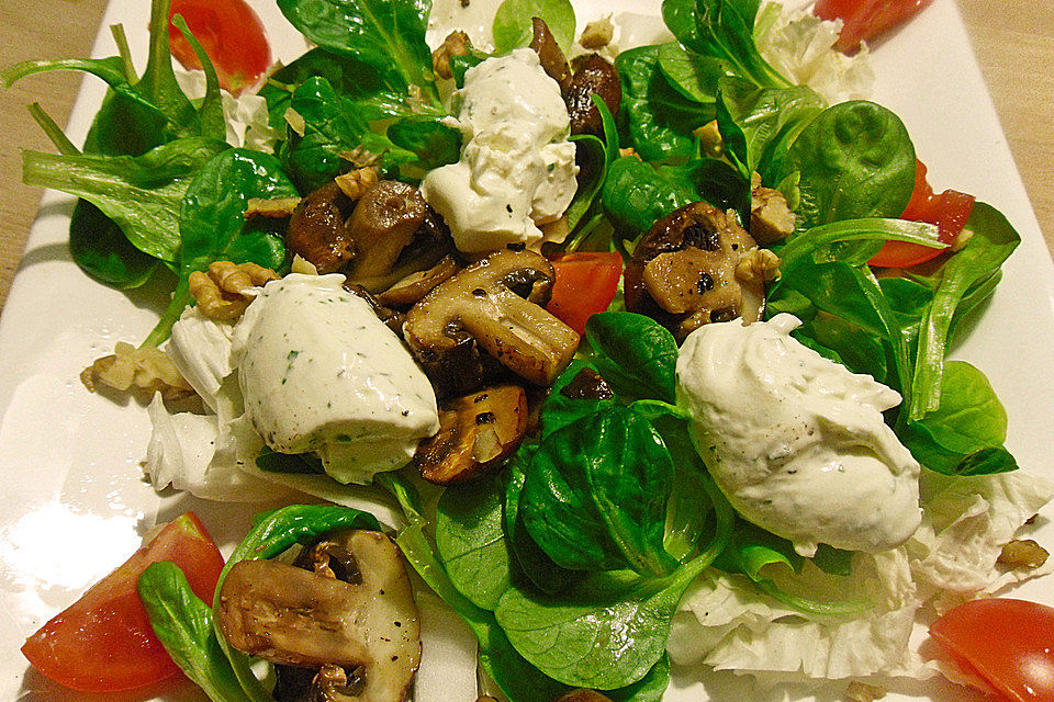 Winterlicher Salat mit Frischkäsebällchen