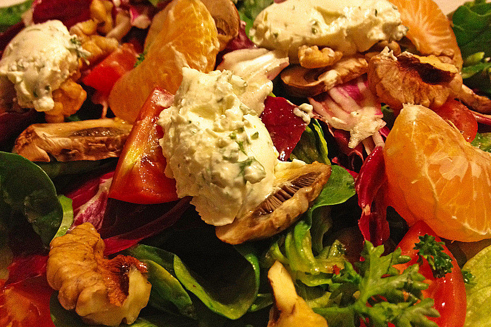 Winterlicher Salat mit Frischkäsebällchen