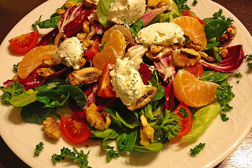 Winterlicher Salat mit Frischkäsebällchen