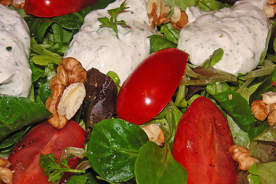 Winterlicher Salat mit Frischkäsebällchen