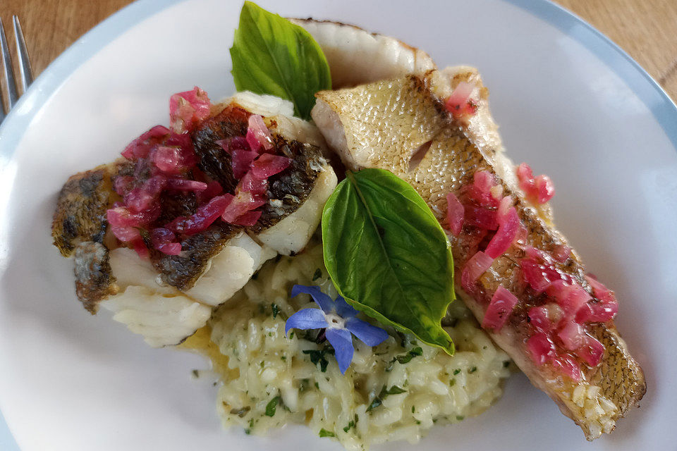 Kräuterrisotto mit gebratenem Zander und frittiertem Basilikum