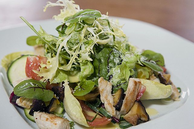 Bunter Sommersalat mit Putenbruststreifen und Caesars Dressing von ...