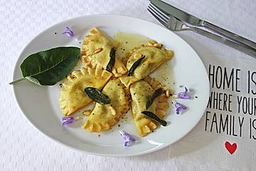 Ravioli mit Spinat-Ricotta in Salbei-Butter