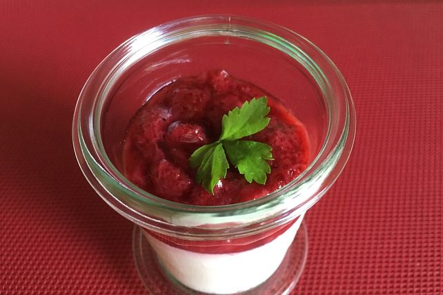 Lavendel Panna Cotta mit Fruchtsauce von Malagenja| Chefkoch