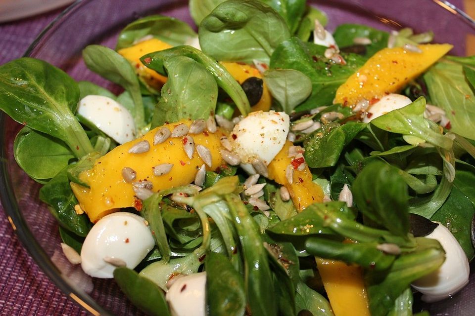 Feldsalat mit Mango und Mozzarella