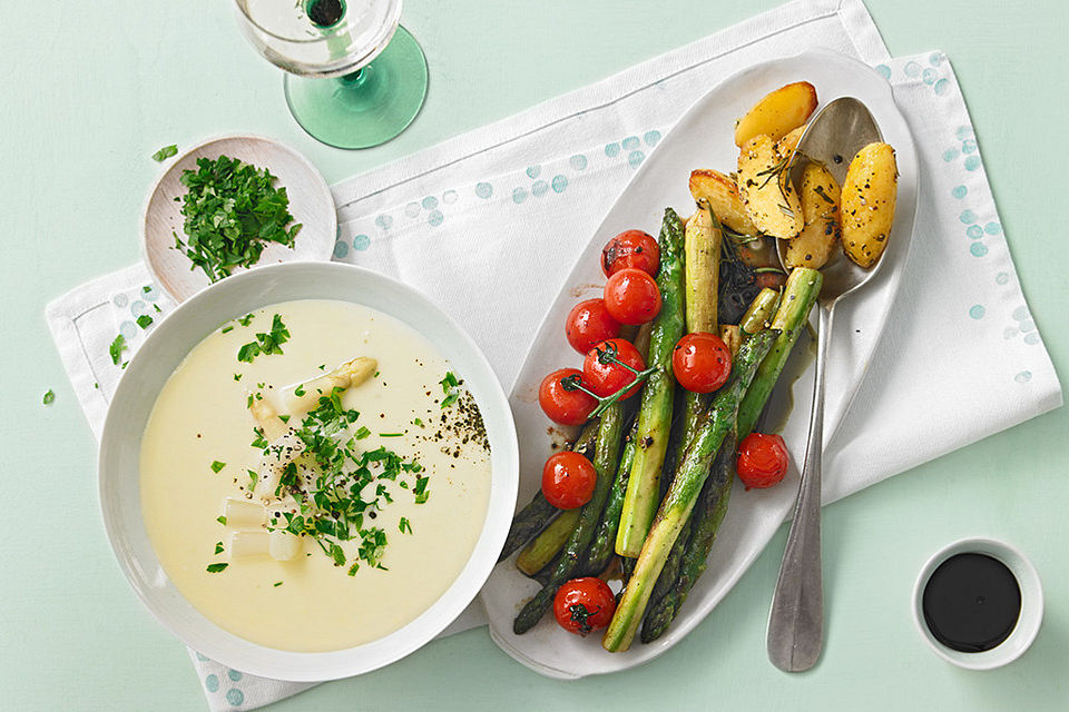 Gebratener grüner Spargel mit Cocktailtomaten, Balsamico und Kürbiskernöl