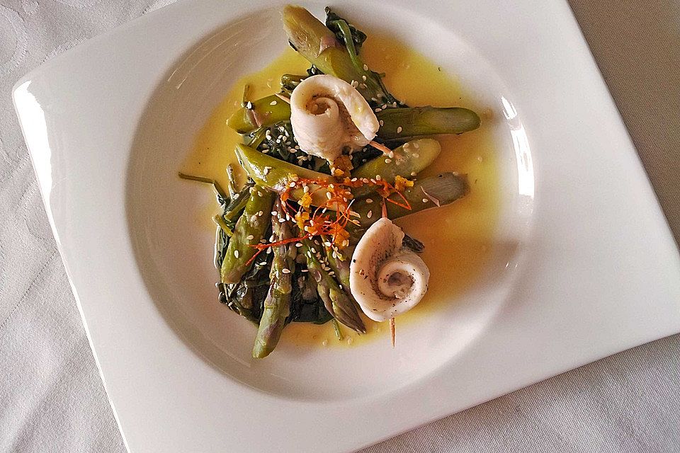 Schollenröllchen mit Kurkuma - Tomatensauce an weißem Spargel