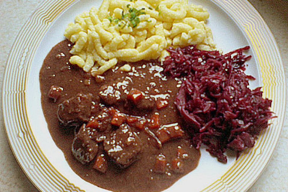 Mariniertes Rehgulasch mit Cassis