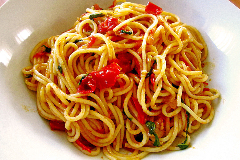 Pasta mit Tomaten und Basilikum