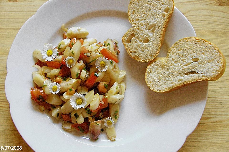 Salat aus rohem Spargel mit Tomaten