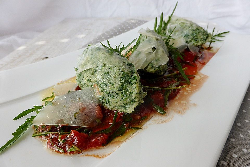 Spinat - Nocken auf Tomaten - Rucola - Ragout