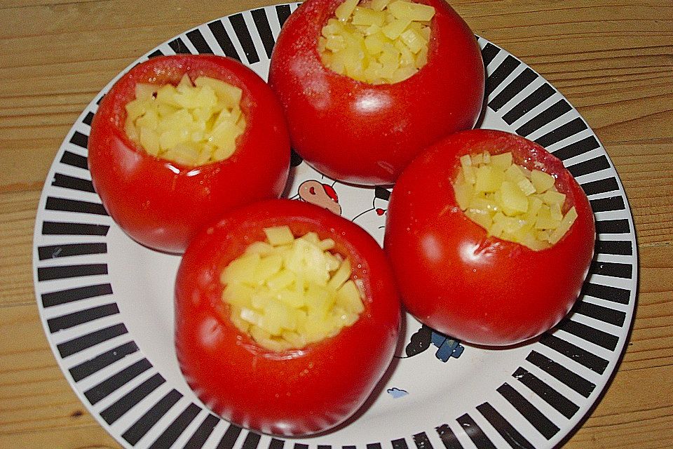 Gefüllte Tomaten für den Grill