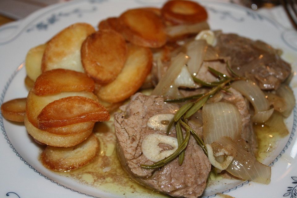 Schweinefilet mit Zwiebeln, Knoblauch, Rosmarin und Balsamico