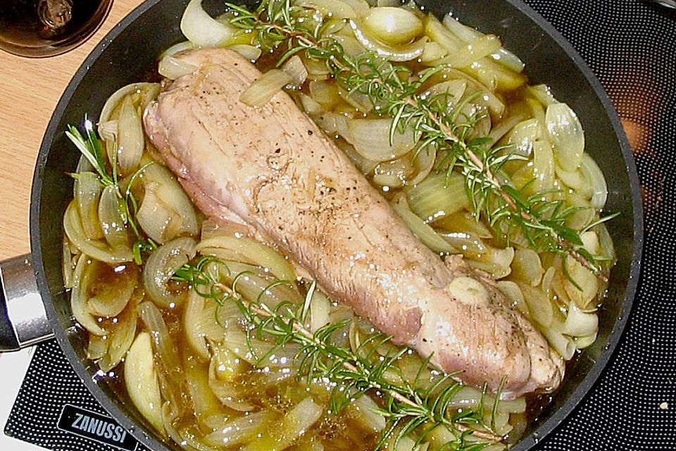 Schweinefilet mit Zwiebeln, Knoblauch, Rosmarin und Balsamico