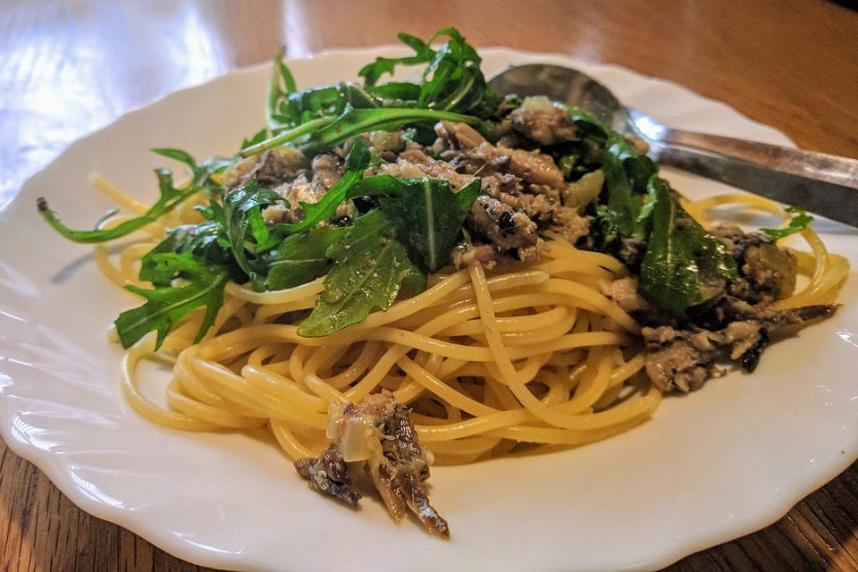 Spaghetti in Sardinen-Knoblauch-Soße mit Rucola