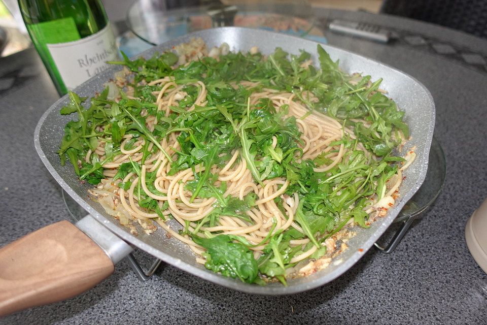 Spaghetti in Sardinen-Knoblauch-Soße mit Rucola