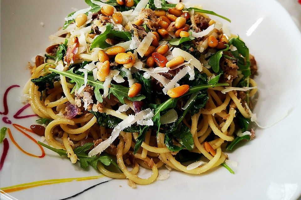 Spaghetti in Sardinen-Knoblauch-Soße mit Rucola