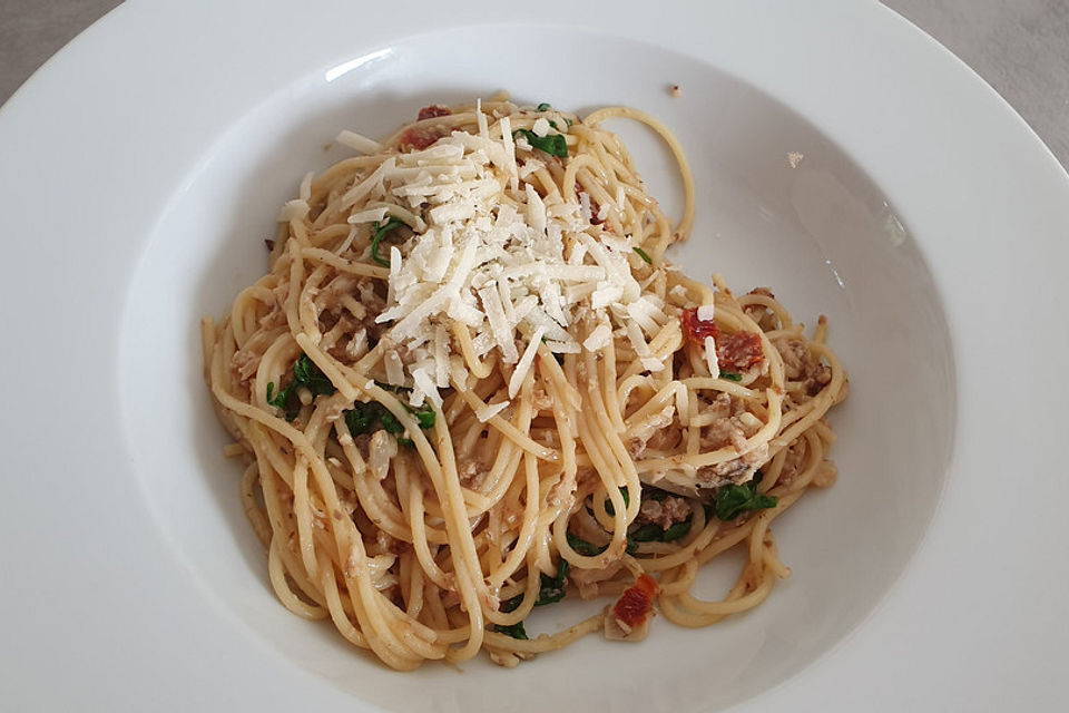 Spaghetti in Sardinen-Knoblauch-Soße mit Rucola