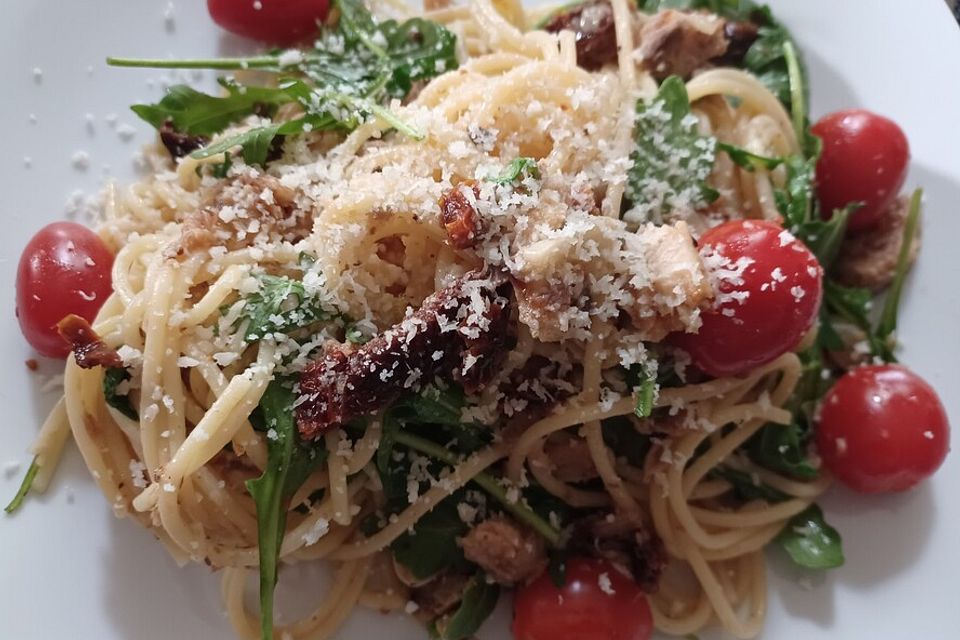 Spaghetti in Sardinen-Knoblauch-Soße mit Rucola