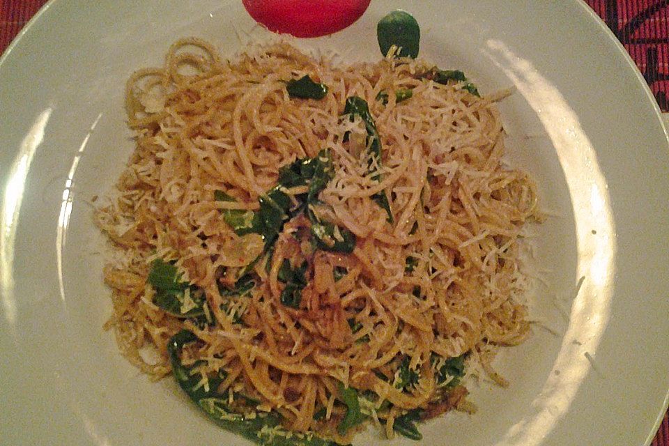 Spaghetti in Sardinen-Knoblauch-Soße mit Rucola