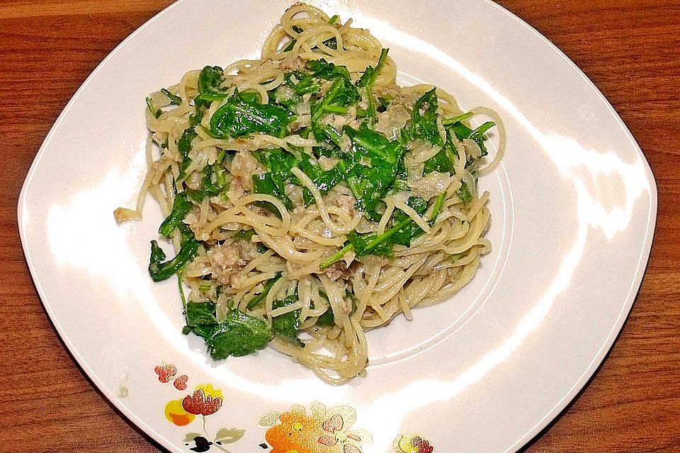 Spaghetti in Sardinen-Knoblauch-Soße mit Rucola