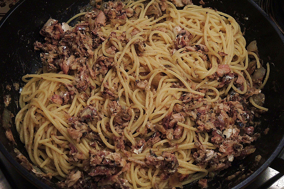 Spaghetti in Sardinen-Knoblauch-Soße mit Rucola