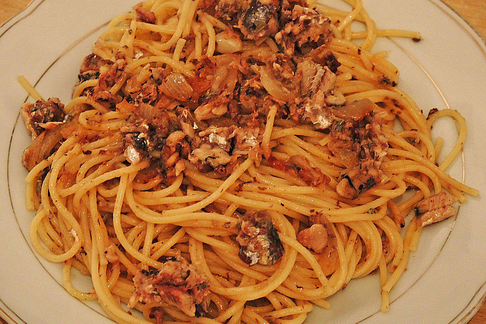 Spaghetti in Sardinen-Knoblauch-Soße mit Rucola