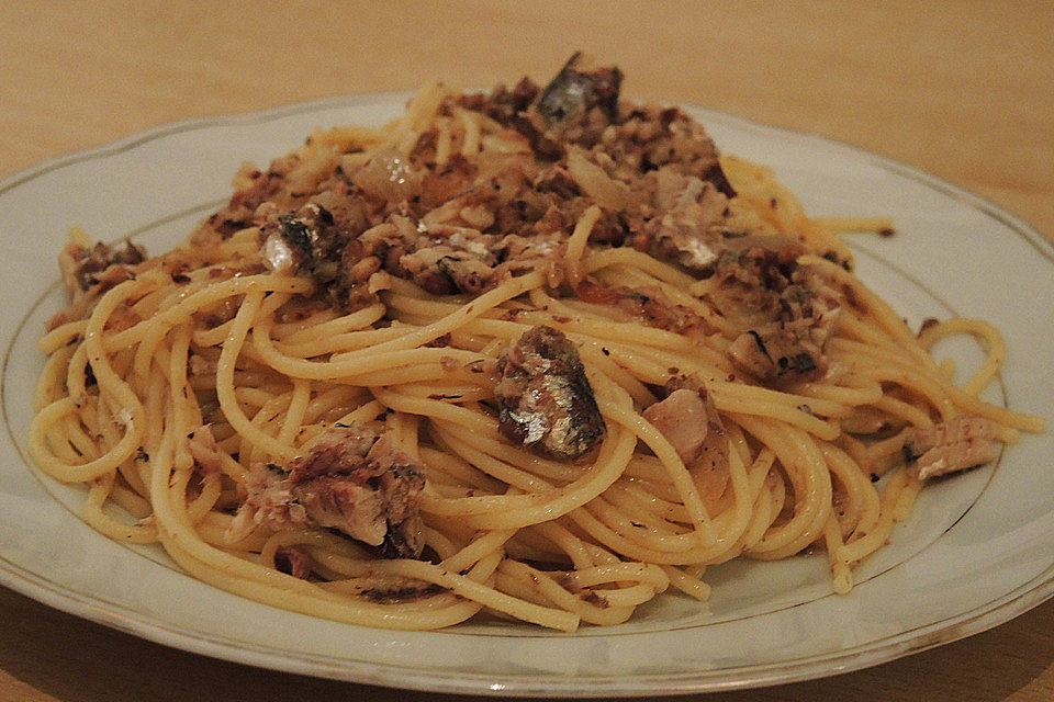 Spaghetti in Sardinen-Knoblauch-Soße mit Rucola