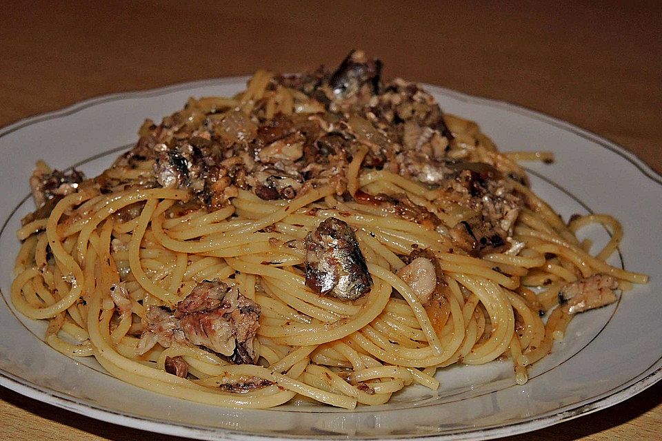 Spaghetti in Sardinen-Knoblauch-Soße mit Rucola