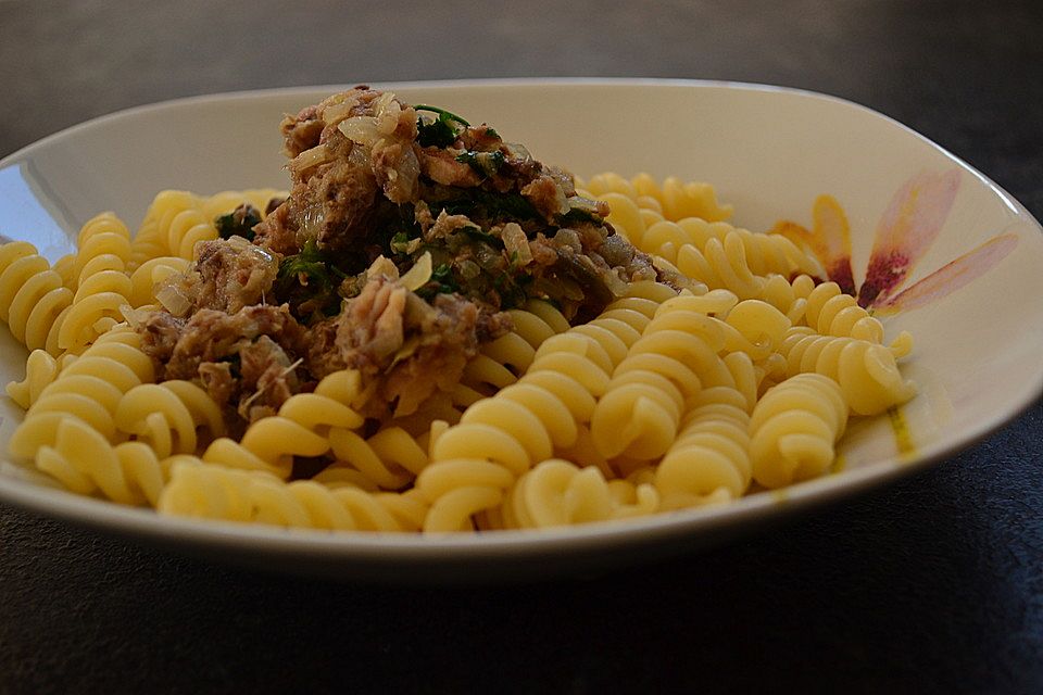 Spaghetti in Sardinen-Knoblauch-Soße mit Rucola