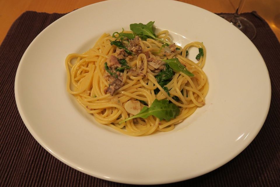 Spaghetti in Sardinen-Knoblauch-Soße mit Rucola