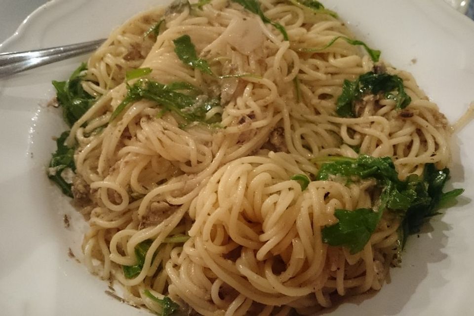 Spaghetti in Sardinen-Knoblauch-Soße mit Rucola