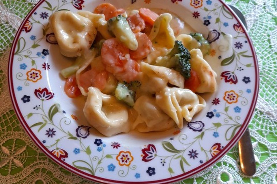 Tortellini mit Brokkoli und Karotten