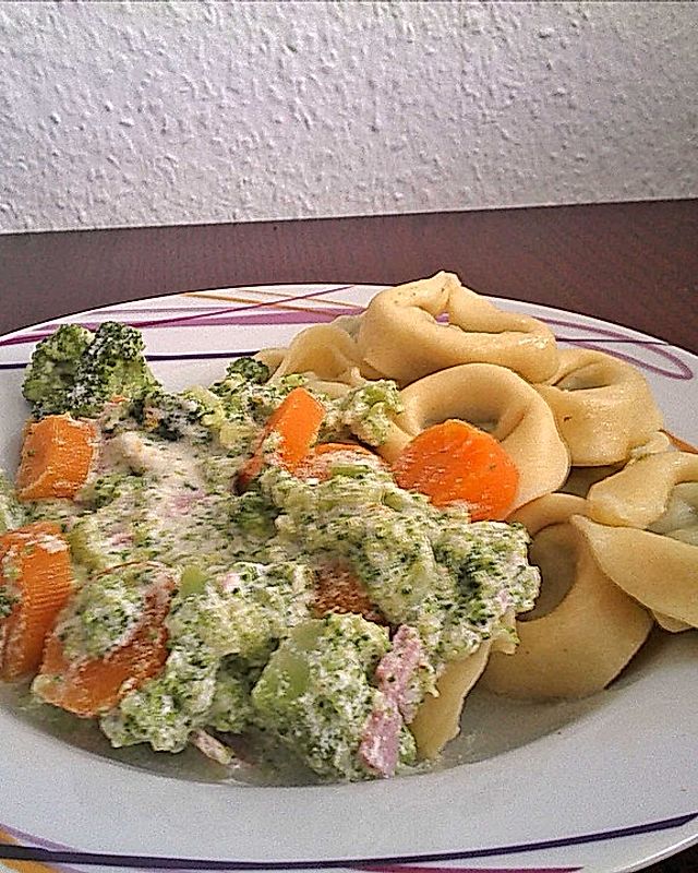 Tortellini mit Brokkoli und Karotten