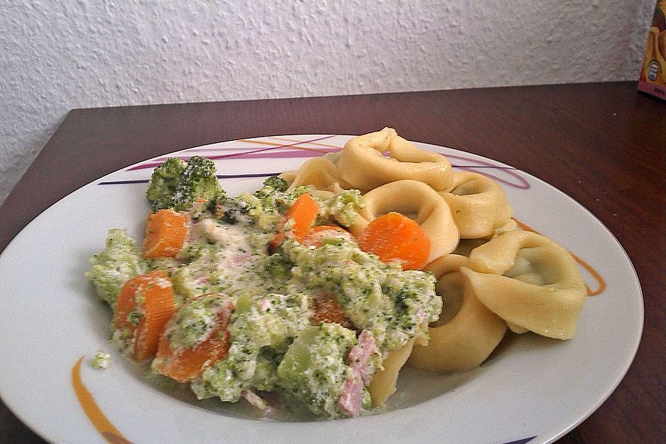 Tortellini mit Brokkoli und Karotten