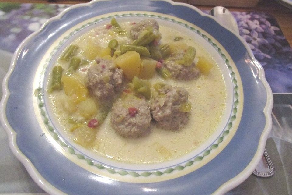 Bohnensuppe mit Hackbällchen