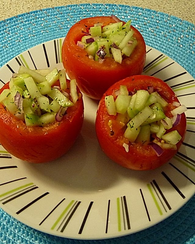 Tomaten, gefüllt mit Gurkensalat
