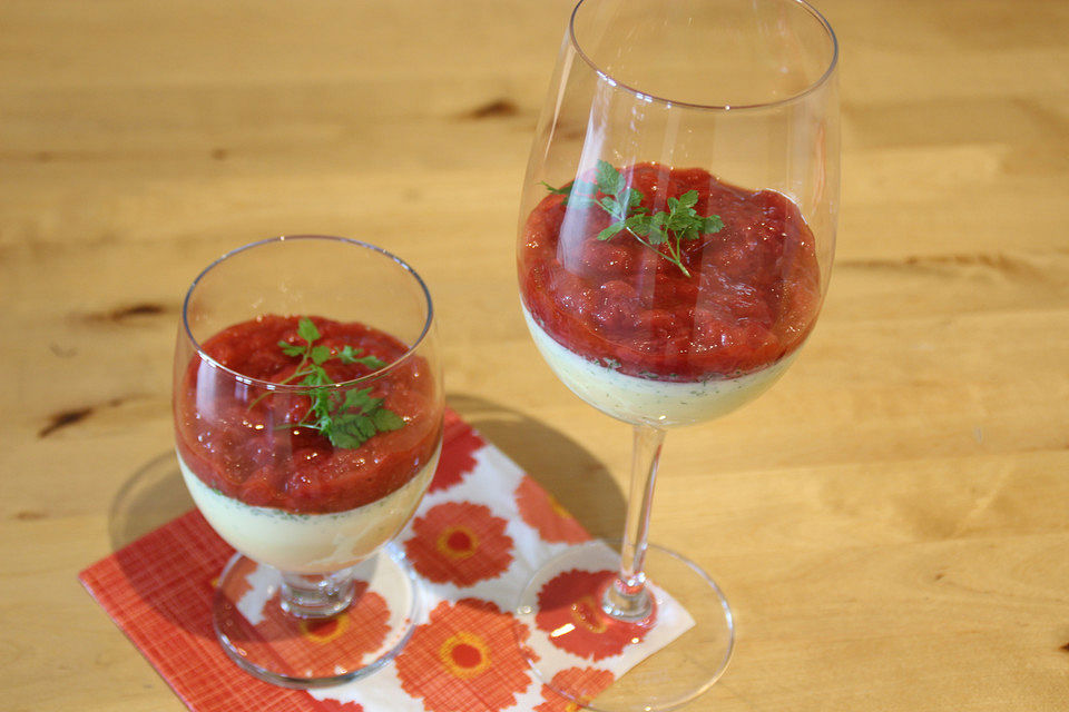 Bayrische Creme mit Waldmeister, Rhabarberragout und Erdbeeren