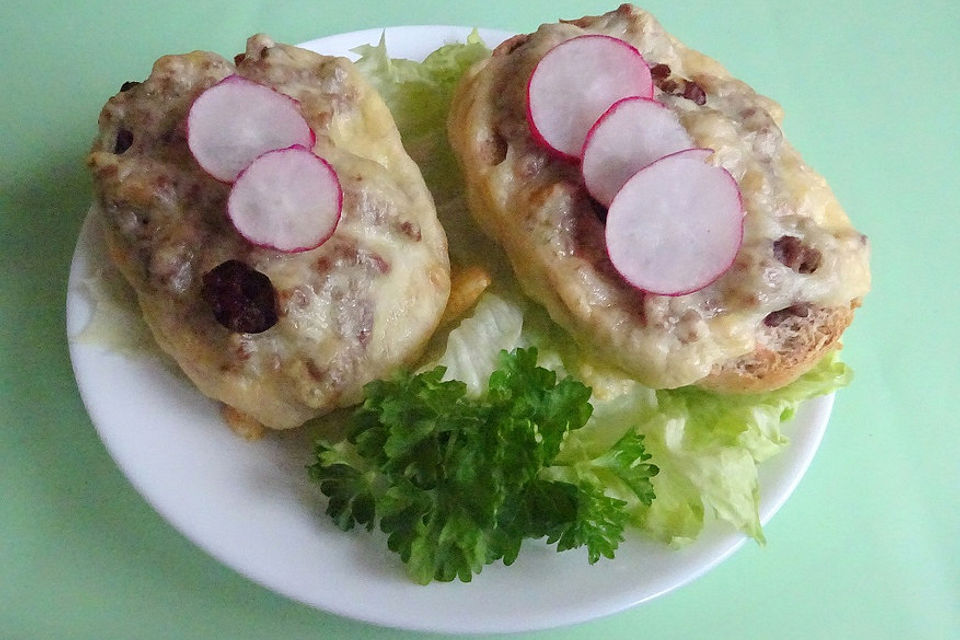 Gefüllte Brötchen mit Hackfleisch