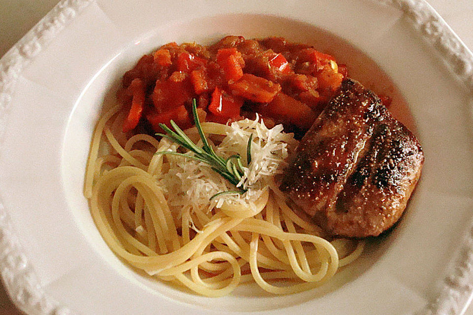 Spaghetti mit fruchtig, leicht scharfer Sauce