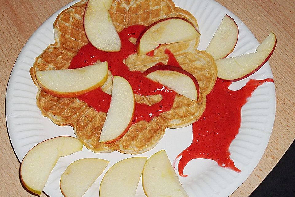 Leicht zitronige Waffeln mit Erdbeerpüree und Apfelspalten