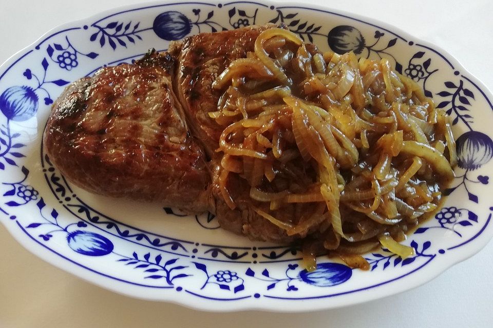 Simones Rindersteaks in Zwiebelsauce mit Salzkartoffeln