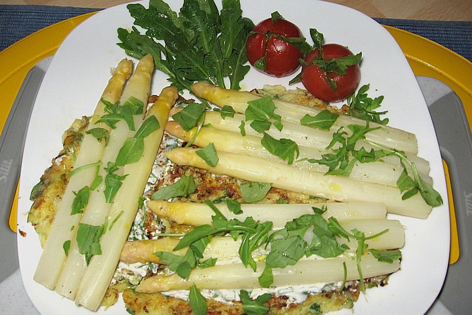 Illes abespeckter marinierter heißer Spargel auf Kartoffelrösti