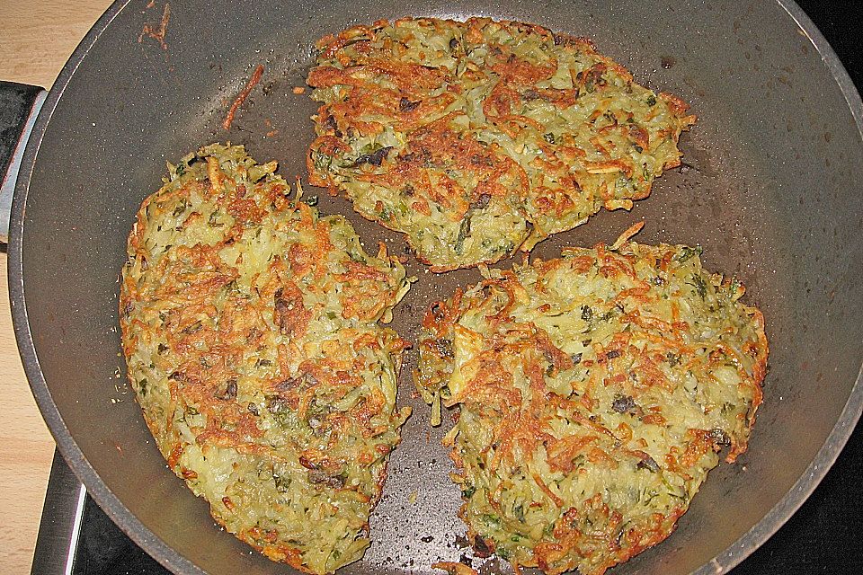 Illes abespeckter marinierter heißer Spargel auf Kartoffelrösti