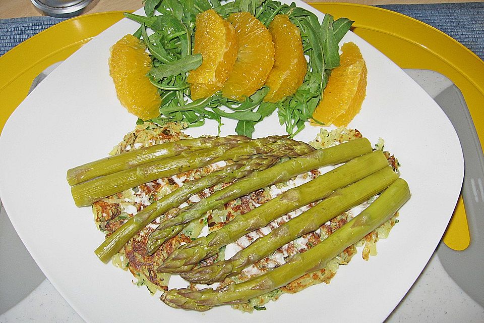 Illes abespeckter marinierter heißer Spargel auf Kartoffelrösti