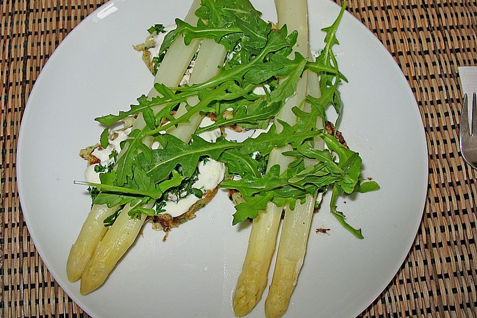 Illes abespeckter marinierter heißer Spargel auf Kartoffelrösti