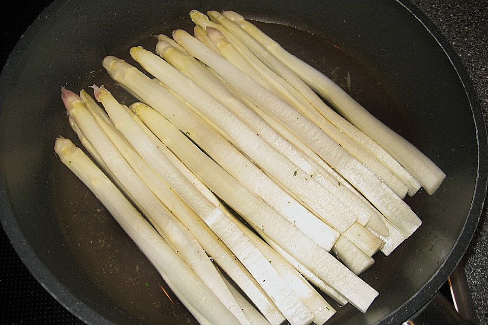 Illes abespeckter marinierter heißer Spargel auf Kartoffelrösti