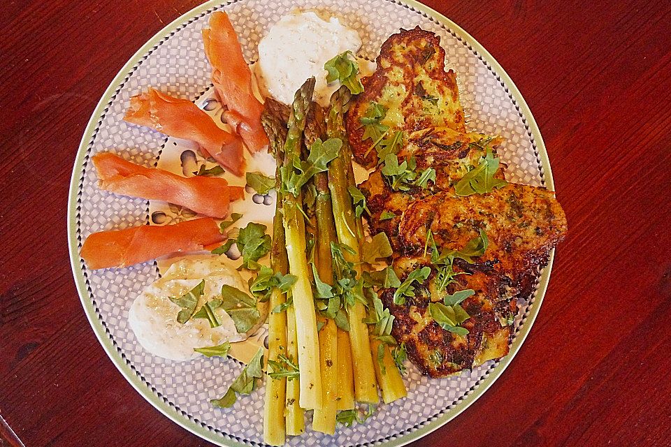 Illes abespeckter marinierter heißer Spargel auf Kartoffelrösti