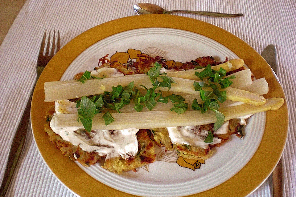 Illes abespeckter marinierter heißer Spargel auf Kartoffelrösti